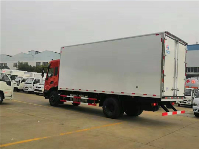 東風(fēng)天錦6.8米冷藏車.jpg