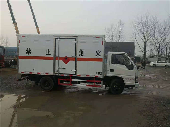 江鈴易燃?xì)怏w運輸車.jpg