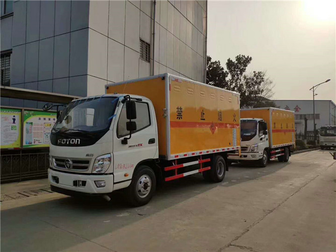 爆破器材運(yùn)輸車廠家.jpg